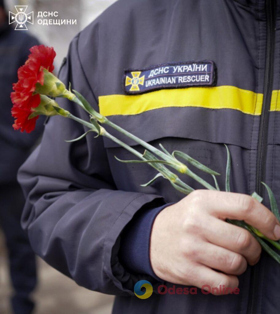 В Одесі попрощалися із рятувальником, який загинув унаслідок ракетного удару РФ