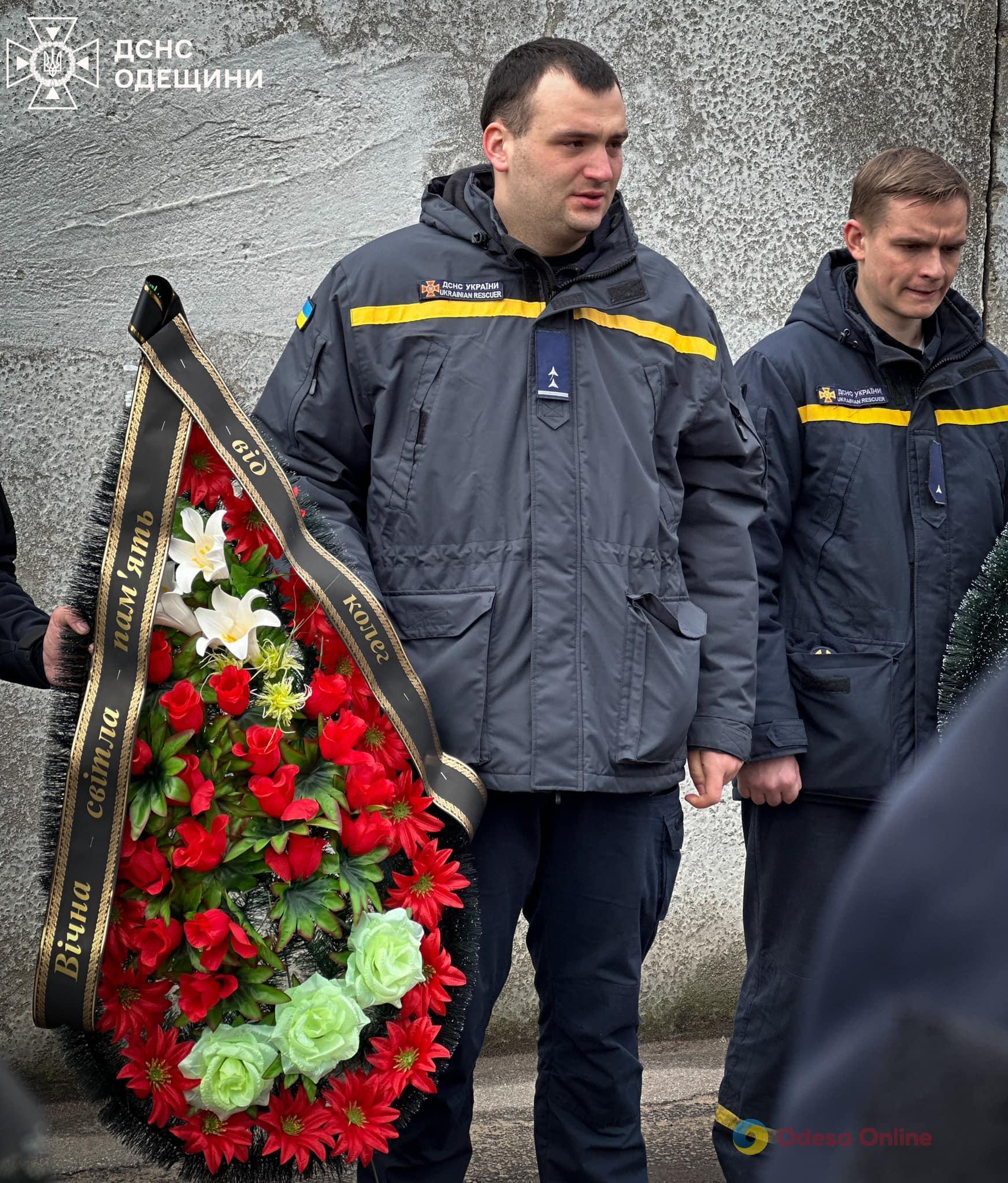 «Ми втратили частинку серця», – в останню путь провели рятувальника Дениса Колєснікова, який загинув під час балістичної атаки по Одесі