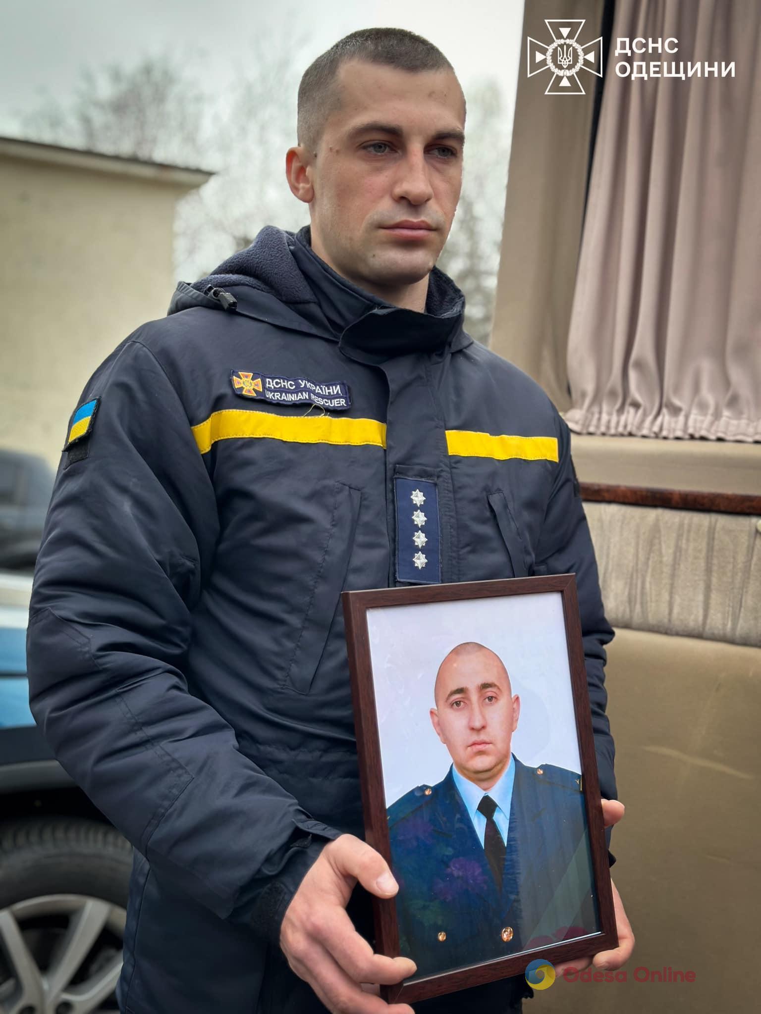 «Ми втратили частинку серця», – в останню путь провели рятувальника Дениса Колєснікова, який загинув під час балістичної атаки по Одесі
