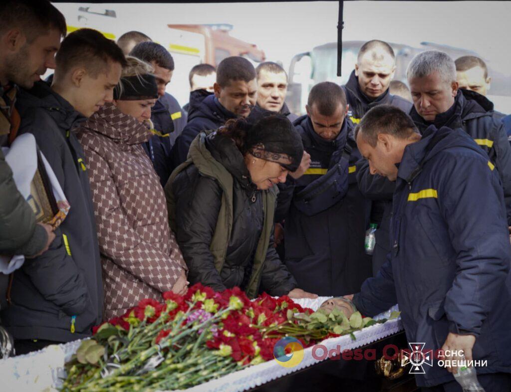 В Одессе попрощались со спасателем, который погиб в результате ракетного удара РФ