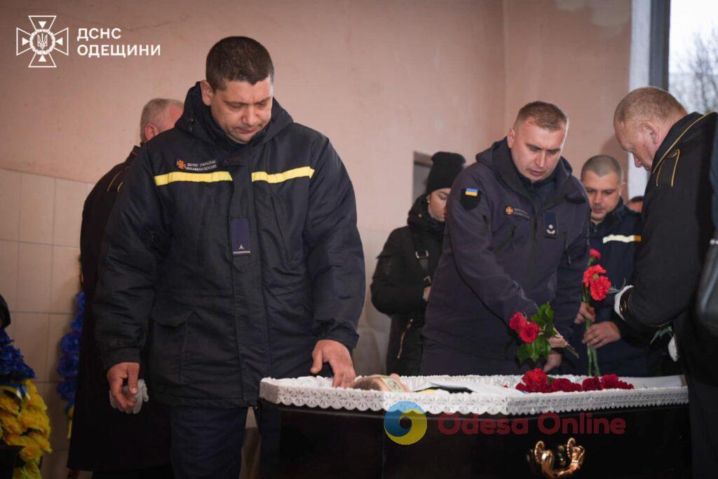 В Одессе попрощались со спасателем, который погиб в результате ракетного удара РФ