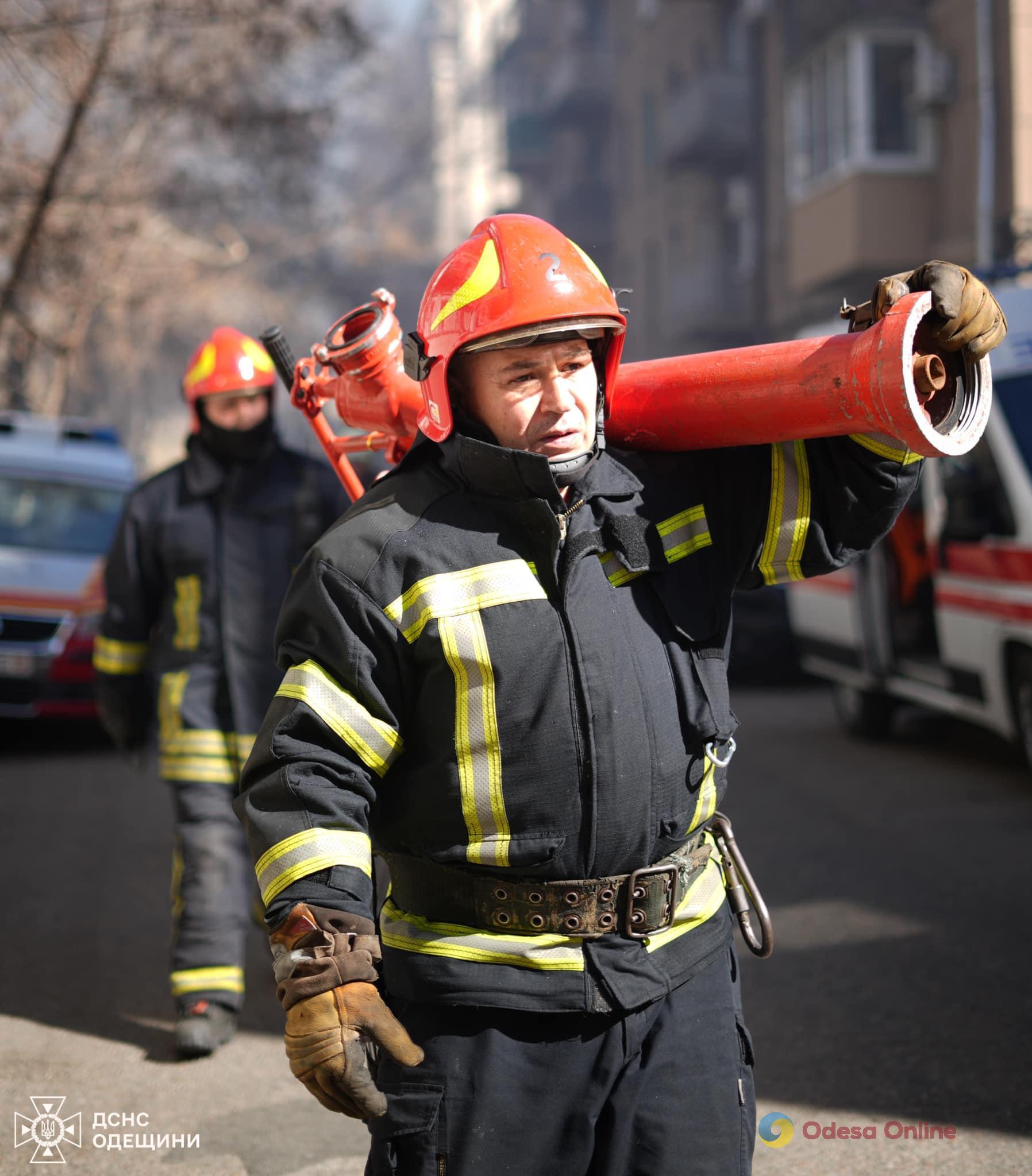 Одеса: під час ліквідації пожежі у чотириповерхівці на вулиці Канатній загинув рятувальник