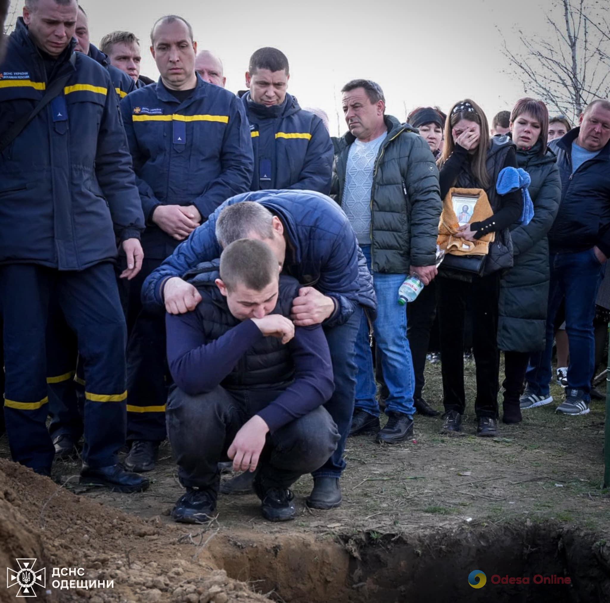Підсумки дня: прощання із загиблим одеським рятувальником та чергова атака “шахедами”