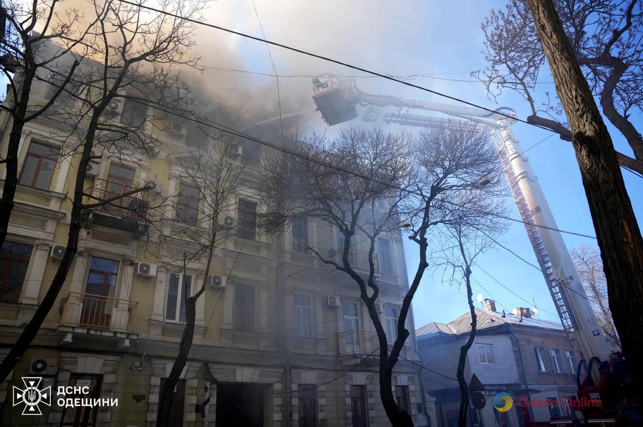 Одесса: во время ликвидации пожара в четырехэтажке на улице Канатной погиб спасатель
