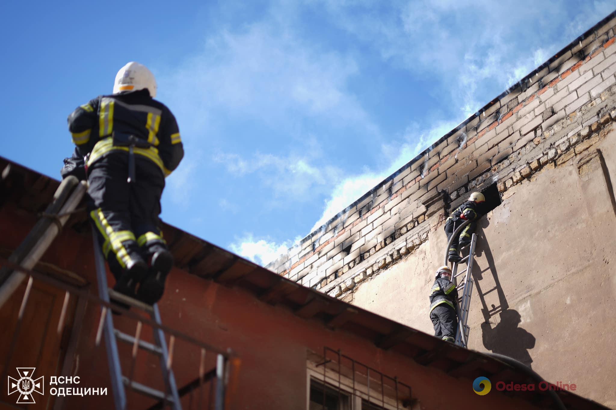 Одесса: во время ликвидации пожара в четырехэтажке на улице Канатной погиб спасатель