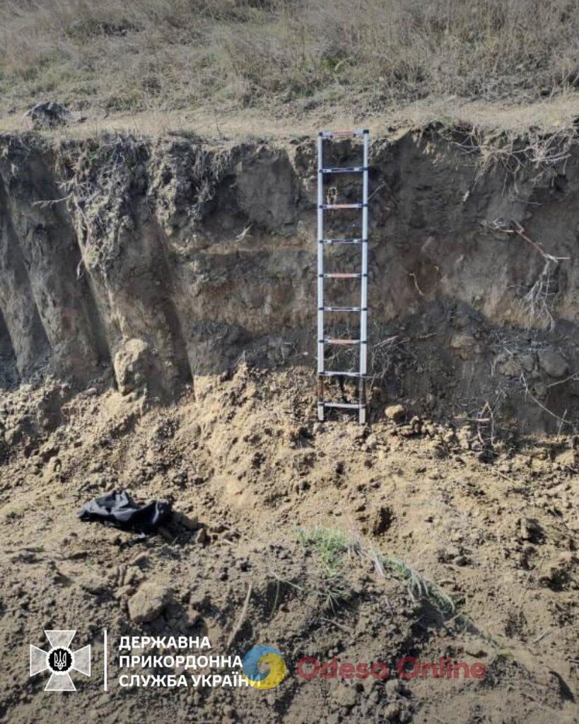В Одесской области пограничники задержали двух беглецов, которые запаслись телескопической лестницей