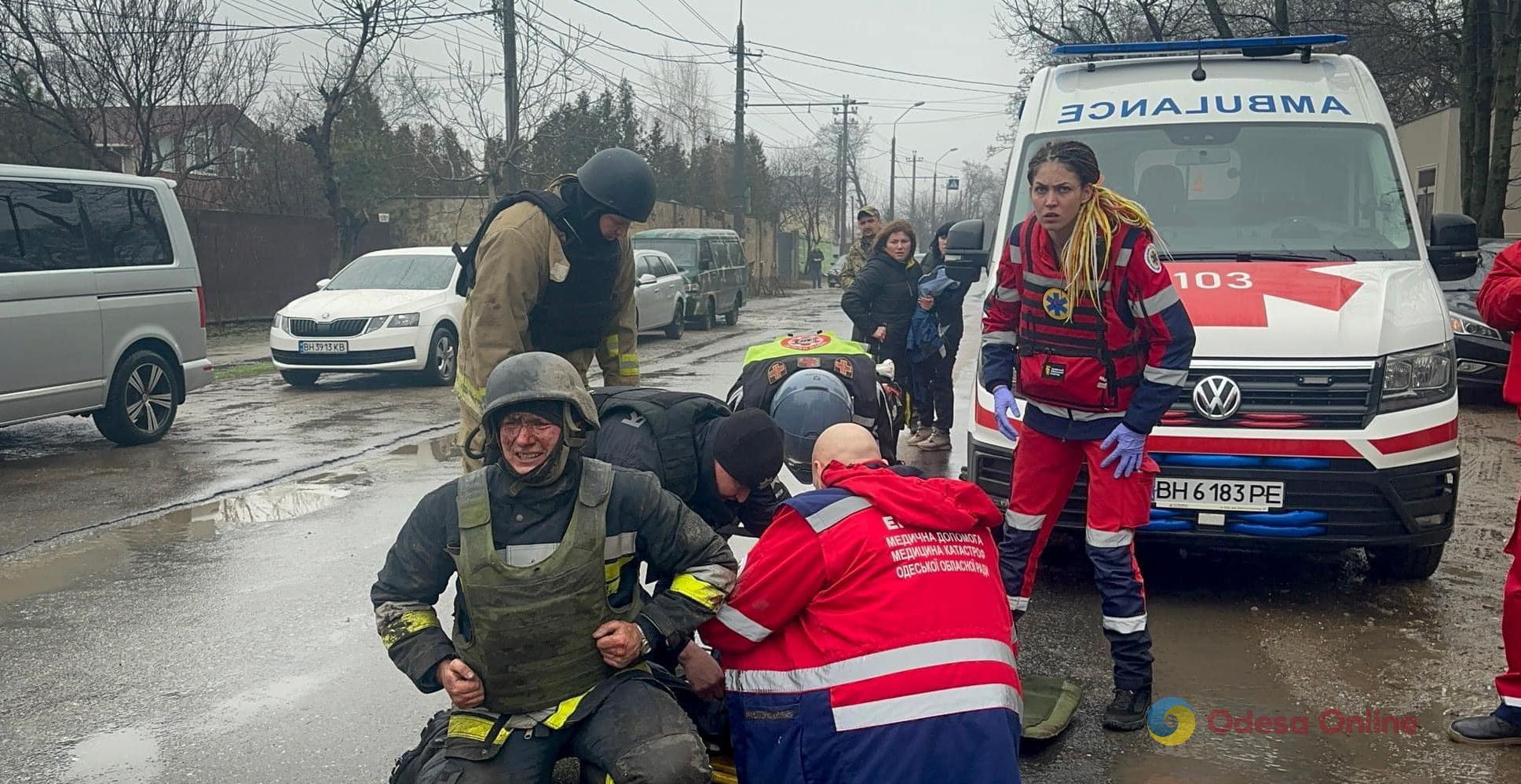 Одеські рятувальники опублікували фото з місця «прильоту» та повідомили про кількість постраждалих