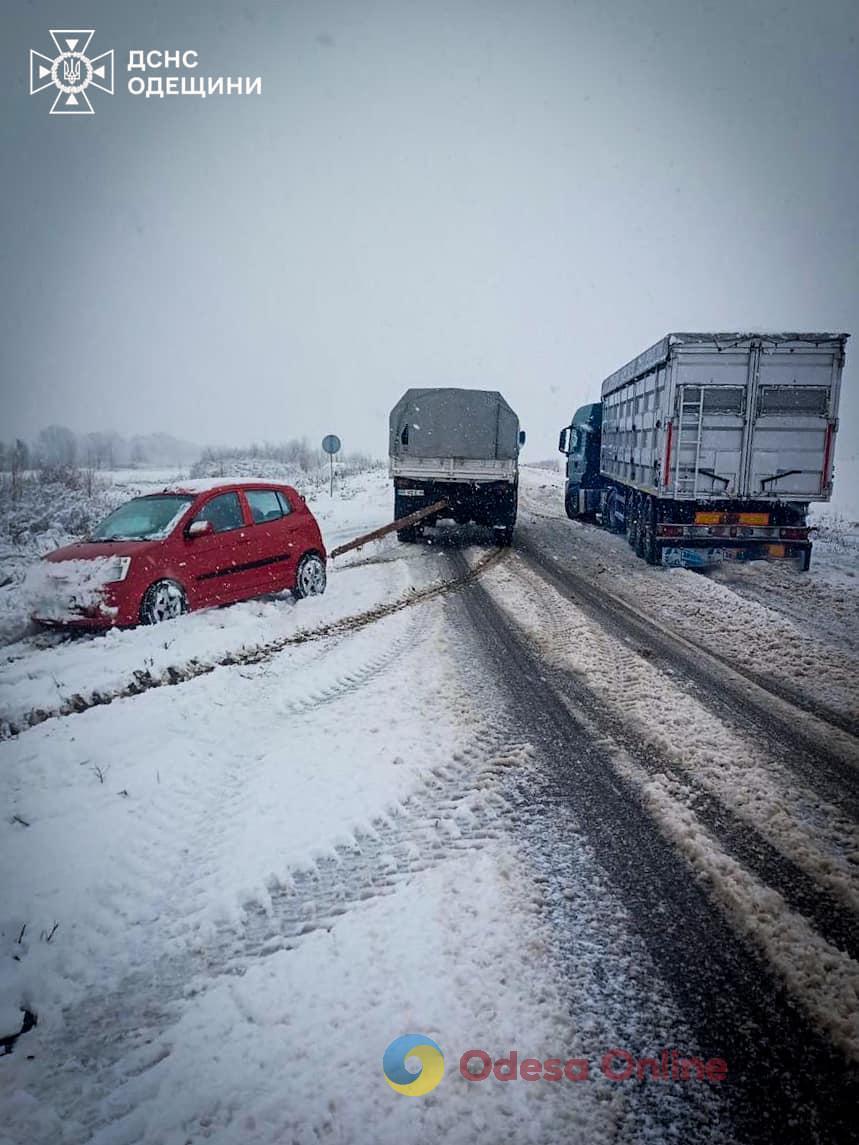 В Одесской области спасатели вытащили две легковушки и грузовик из снежного плена