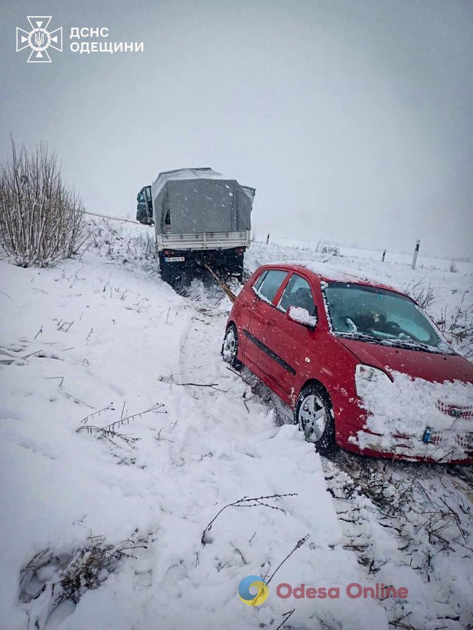 На Одещині рятувальники витягнули два легковики та вантажівку зі снігового полону