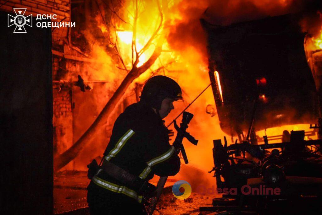 В Одессе сгорела СТО и пять автомобилей