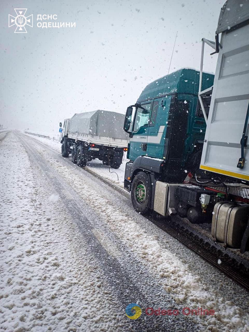 На Одещині рятувальники витягнули два легковики та вантажівку зі снігового полону