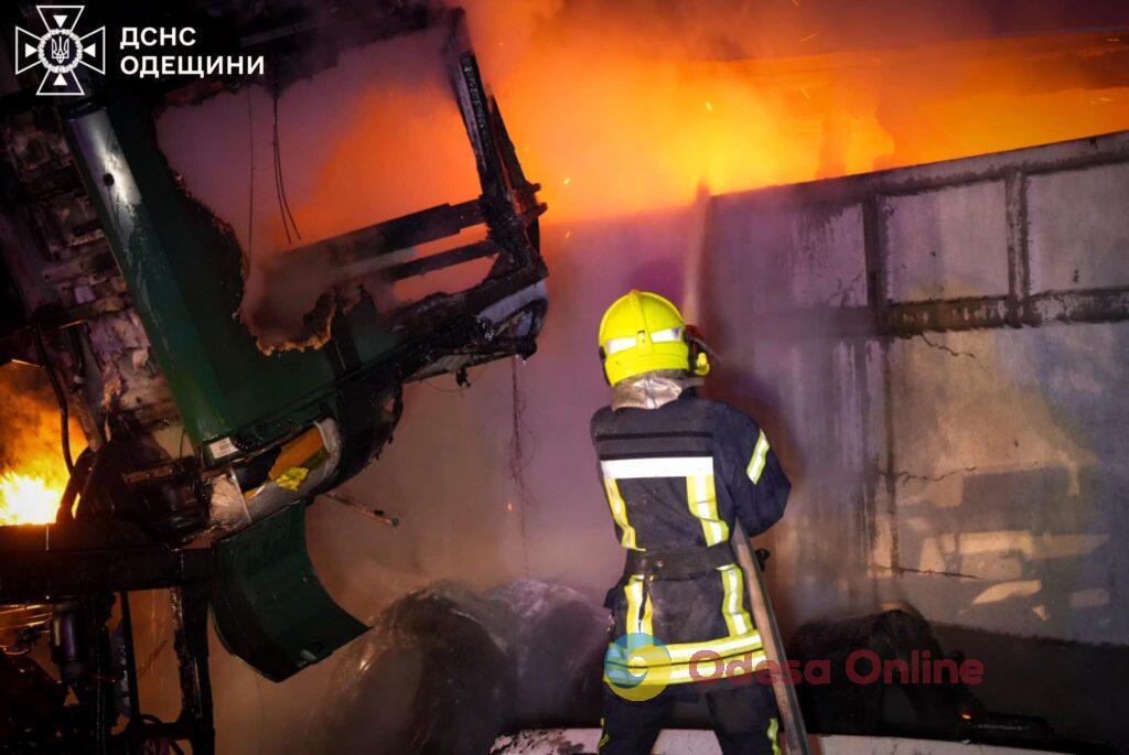 В Одесі згоріла СТО та п’ять автомобілів