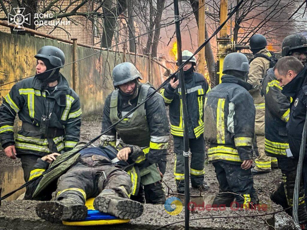 Одесские спасатели опубликовали фото с места «прилета» и сообщили о количестве пострадавших