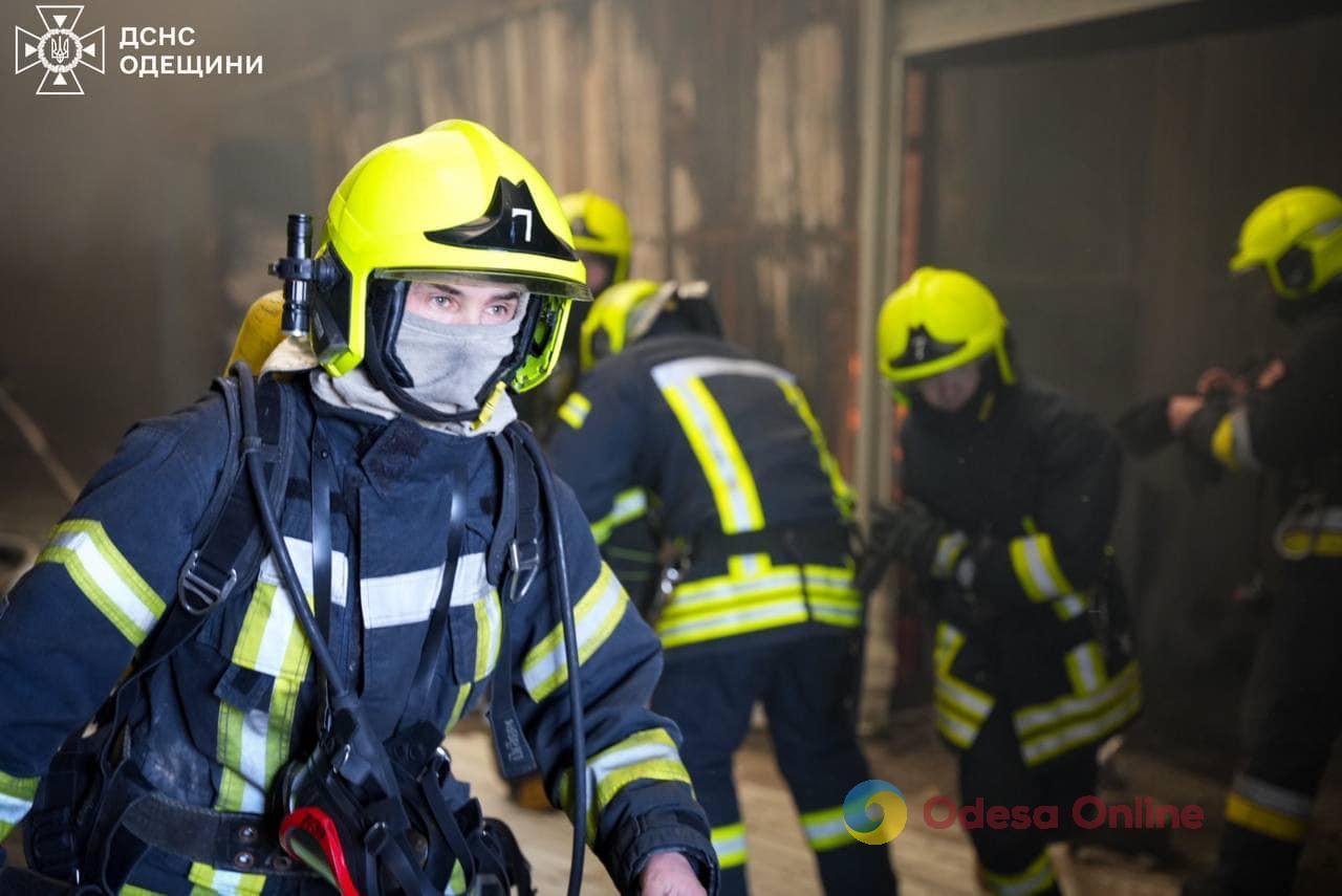 В Одессе на Таирова горел склад – огонь охватил 200 квадратных метров (фото, видео)