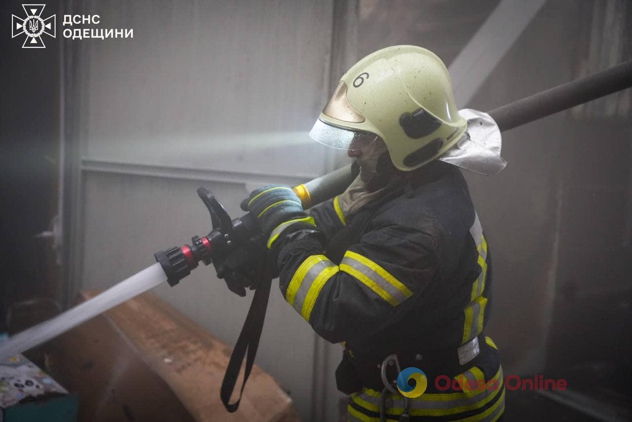 В Одессе на Таирова горел склад – огонь охватил 200 квадратных метров (фото, видео)