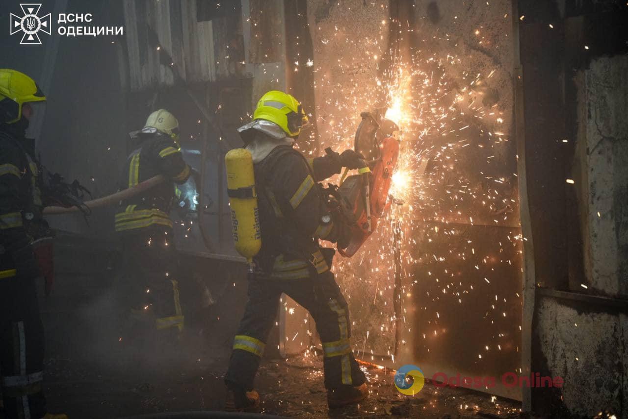 В Одесі на Таїрова горів склад – вогонь охопив 200 квадратних метрів (фото, відео)