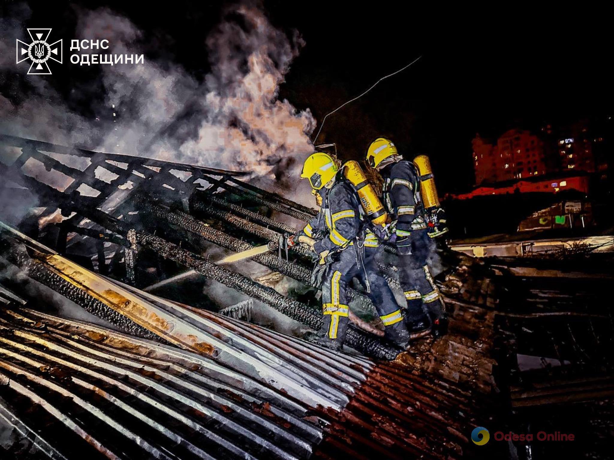 Огонь охватил 200 квадратных метров: одесские спасатели ликвидировали пожар на Зоопарковой (фото, видео)