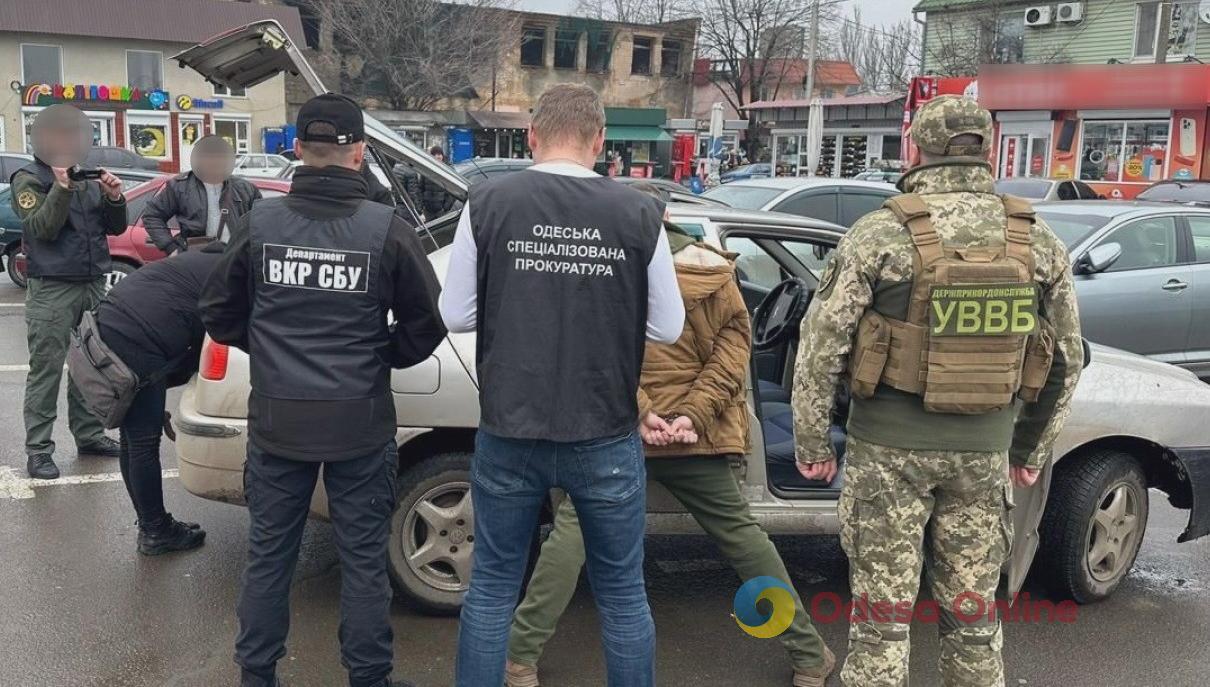 Взяли на взятке: житель Одесской области хотел за две тысячи долларов сбежать из Украины с друзьями