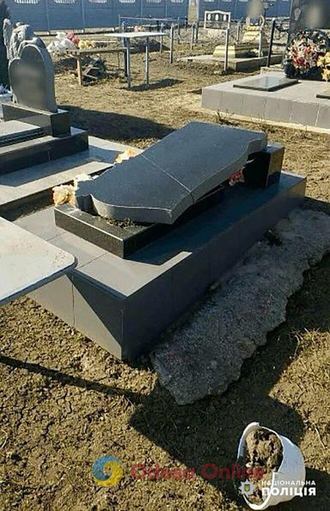Пьяный житель Одесской области «развлекался» уничтожением надгробий
