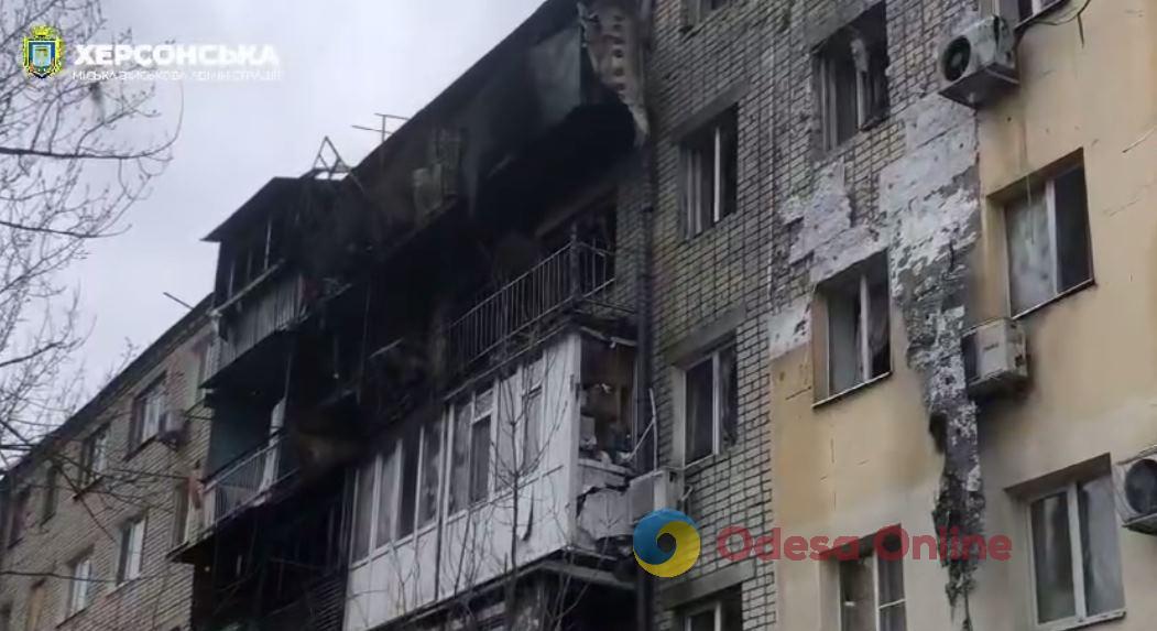Последствия очередной атаки: в Херсоне показали обстрелянный россиянами многоквартирный дом (видео)