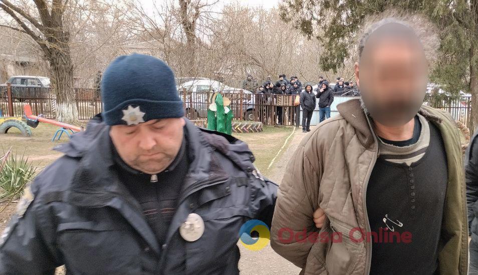 Житель Николаевской области украл восьмилетнюю девочку и утащил в землянку на поле