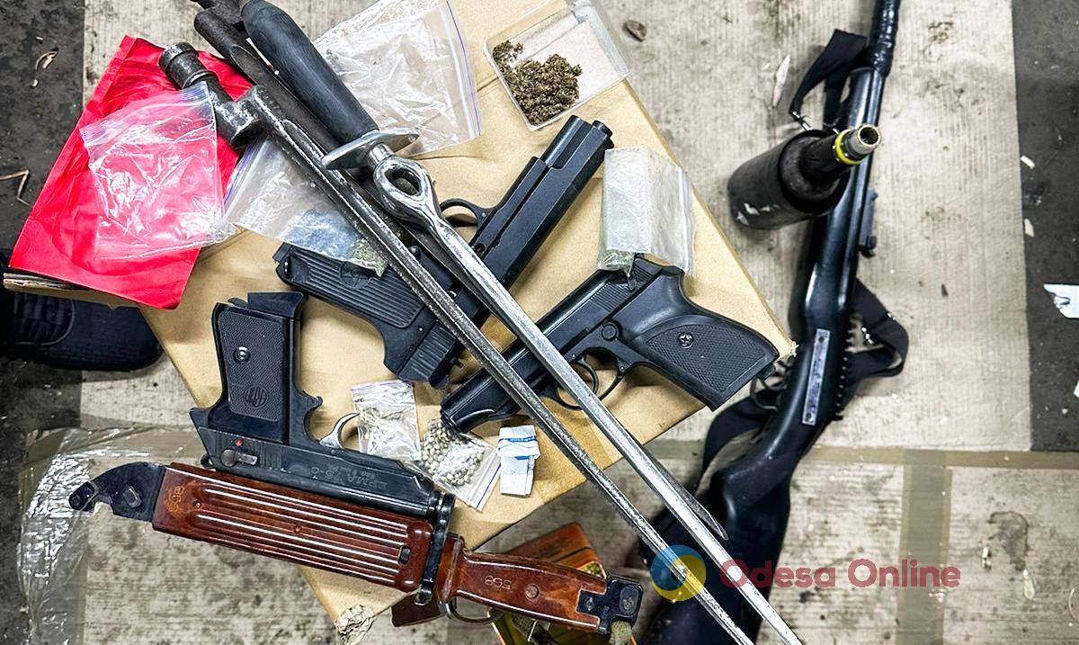 Десятки одиниць зброї та кілограми наркотиків: у Миколаївській області затримали злочинну групу