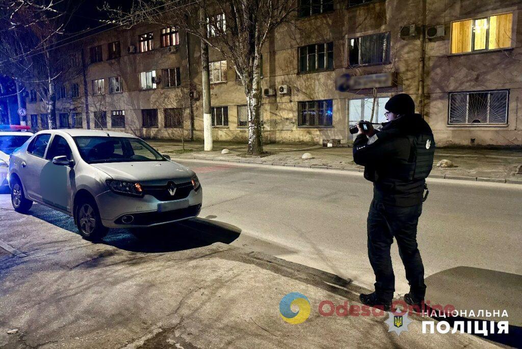 Конфликт с пассажиром: в Одессе таксист устроил стрельбу