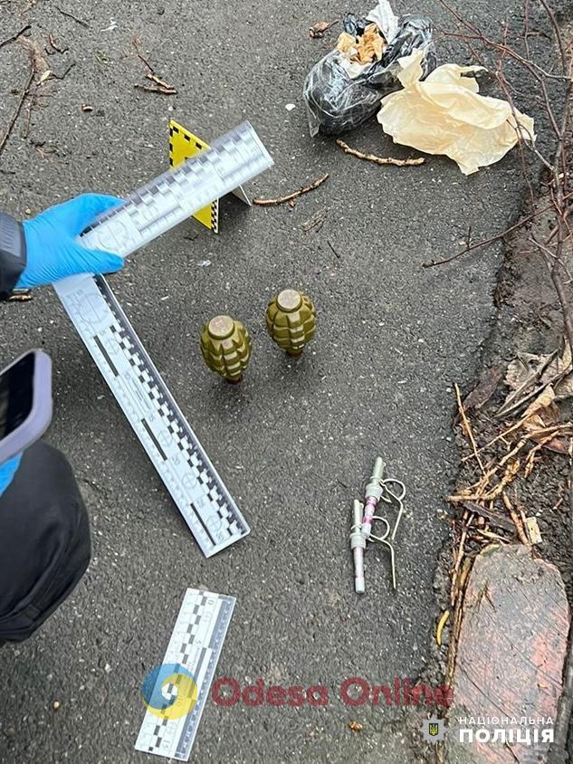 Одеські правоохоронці затримали чоловіка, який продав знайомому дві гранати «Ф-1»