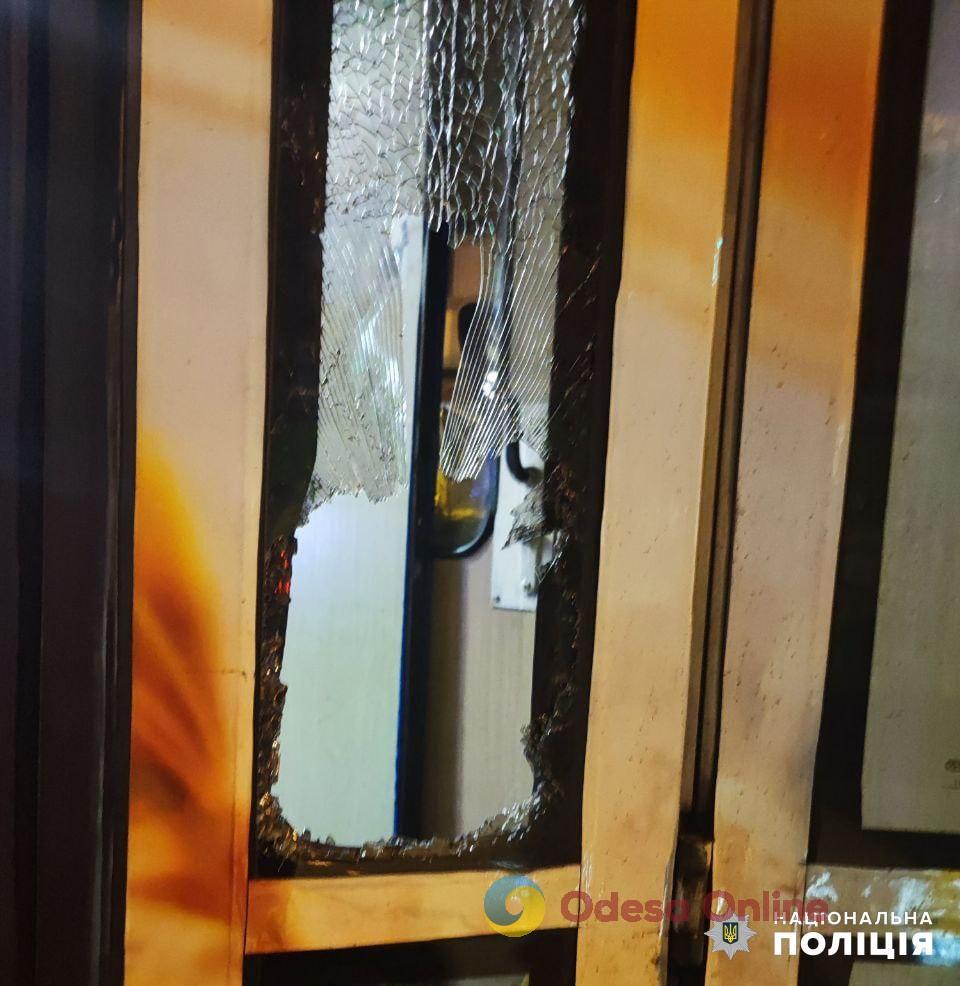 Пьяный одессит разбил окно в трамвае, побил и залил перечным газом водительницу — что грозит хулигану