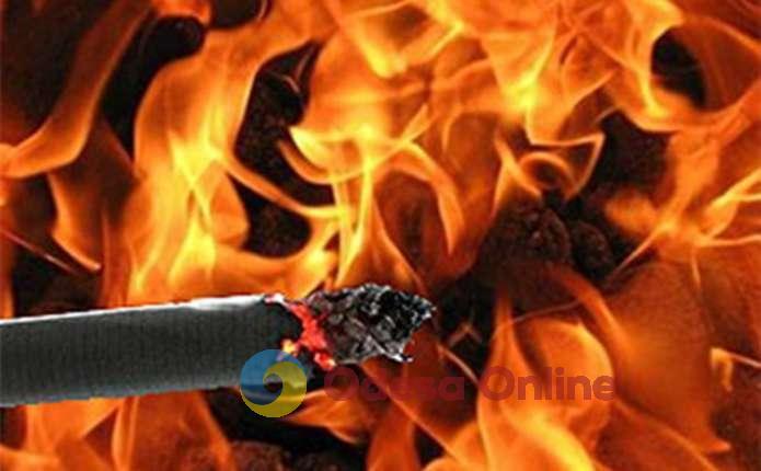 Неосторожность при курении: одессит пострадал во время пожара