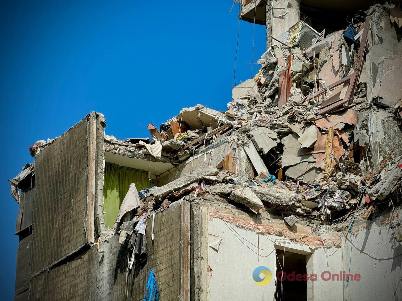 Одесситов призывают не подходить к местам разбора завалов многоэтажки на Добровольского