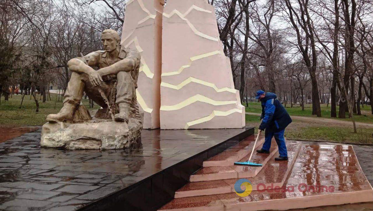 В Одессе моют памятники и готовят фонтаны к расконсервации
