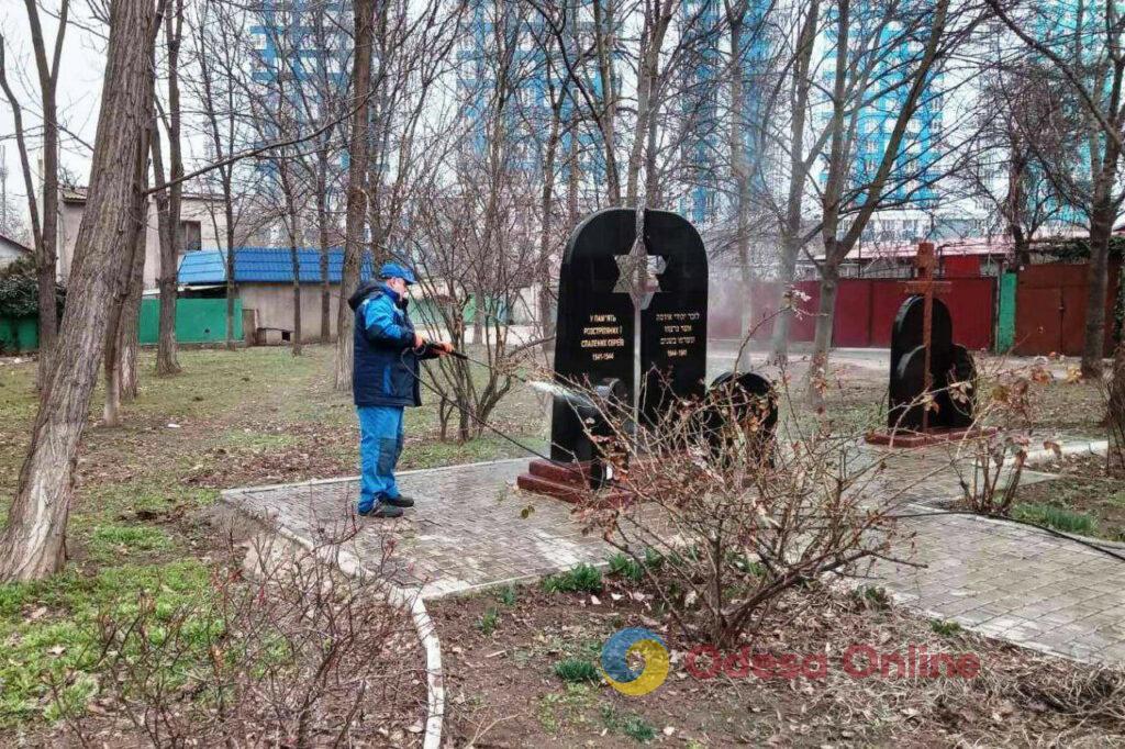 В Одесі миють пам’ятники та готують фонтани до розконсервації
