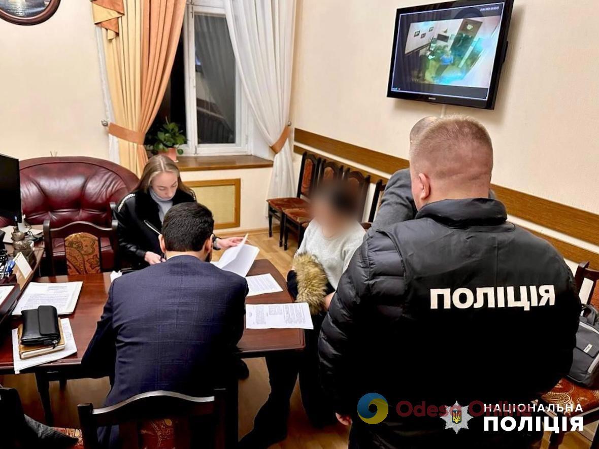 За гроші обіцяла пришвидшити видачу сертифікатів: в Одесі на хабарі спіймали посадовицю держпідприємства
