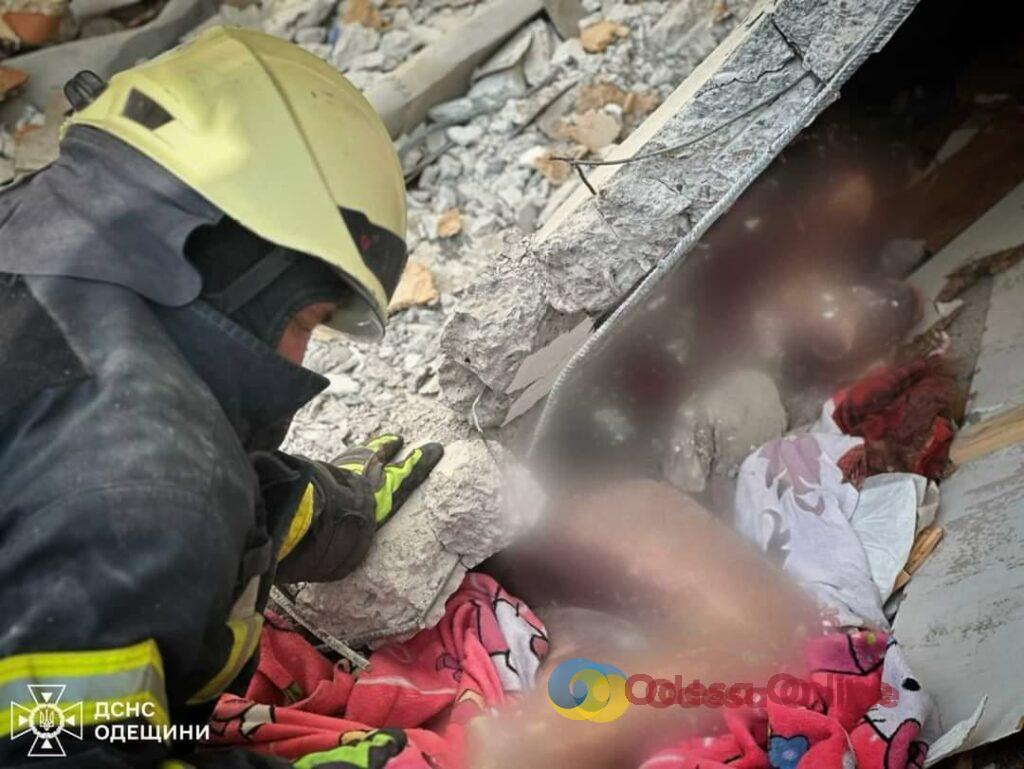 В объятиях мамы, пытавшейся уберечь: под завалами одесской многоэтажки нашли тело еще одного младенца