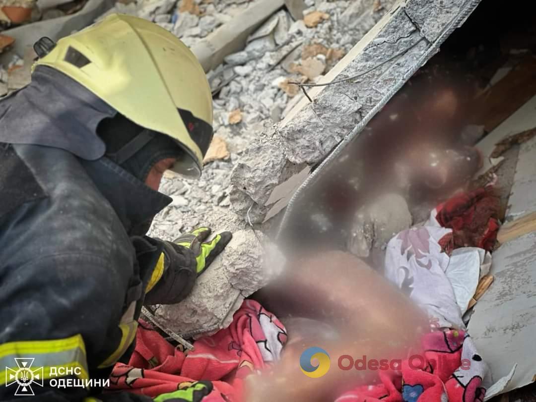 В обіймах мами, яка намагалася вберегти: під завалами одеської багатоповерхівки знайшли тіло ще одного немовляти