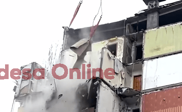 Начался демонтаж разрушенных «шахедом» квартир на проспекте Добровольского