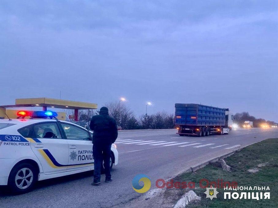 На трассе Киев – Одесса под колесами фуры погибла женщина