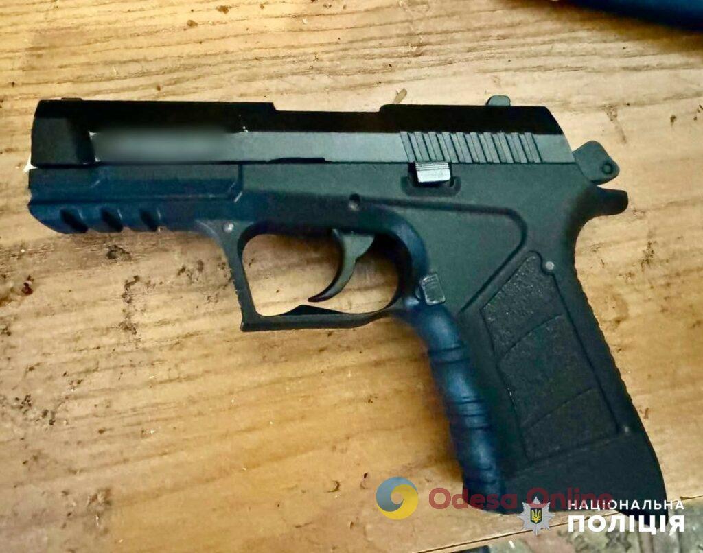 Одеські правоохоронці затримали чоловіка, який продав знайомому дві гранати «Ф-1»