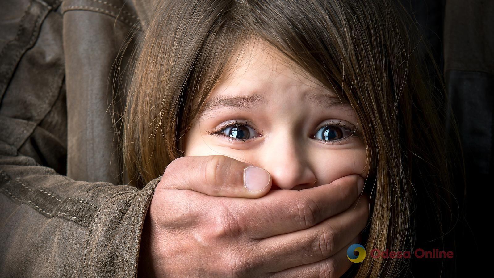Пообіцяв подарувати телефони та зґвалтував десятирічну дівчинку: педофіл з Одеської області сів на 13 років