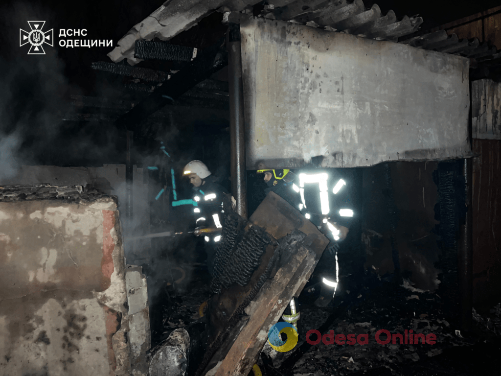Одесса: на Бугаевке сгорело заброшенное здание