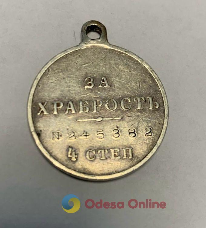 В Одеській області на кордоні вилучили «Кобзаря» 1939 року, старовинні монети та срібну медаль