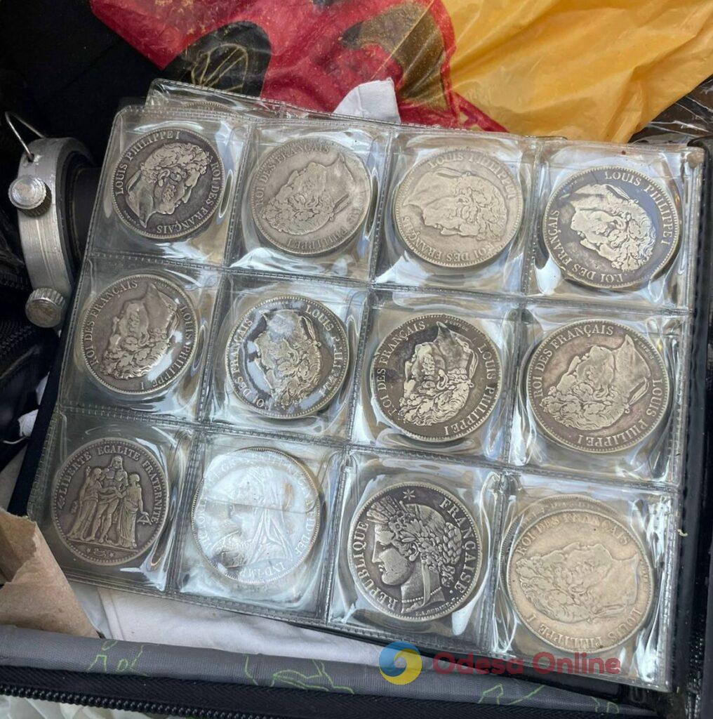В Одеській області на кордоні вилучили «Кобзаря» 1939 року, старовинні монети та срібну медаль