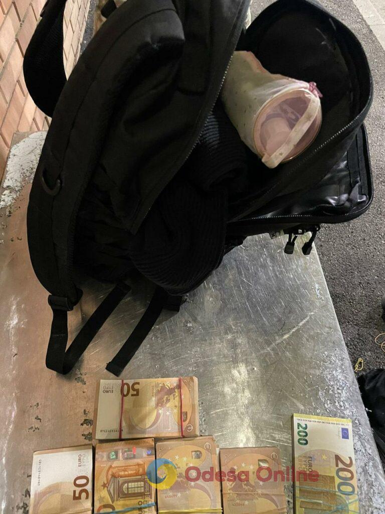 Одесская область: у гражданина Молдовы на границе нашли георгиевскую ленту и отобрали 30 тысяч евро