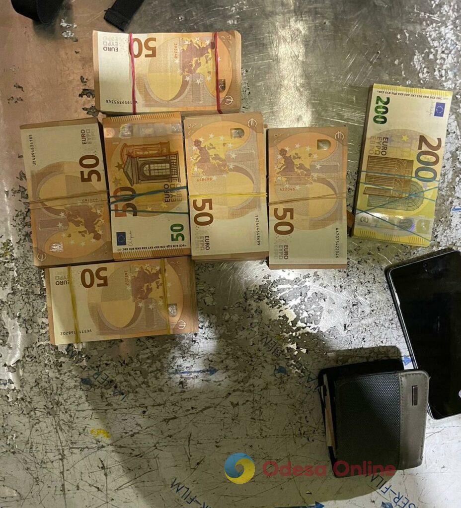 Одесская область: у гражданина Молдовы на границе нашли георгиевскую ленту и отобрали 30 тысяч евро