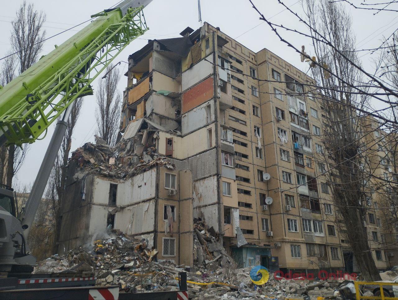 Из-за попадания «шахеда» в одесскую многоэтажку без отопления остались 11 домов, школа и детсад