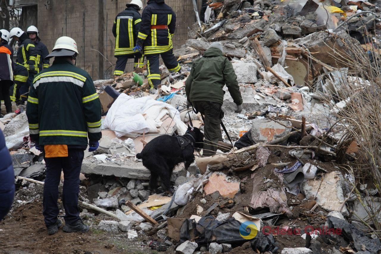 В Одессе под завалами разрушенной «шахедом» многоэтажки ищут женщину с младенцем