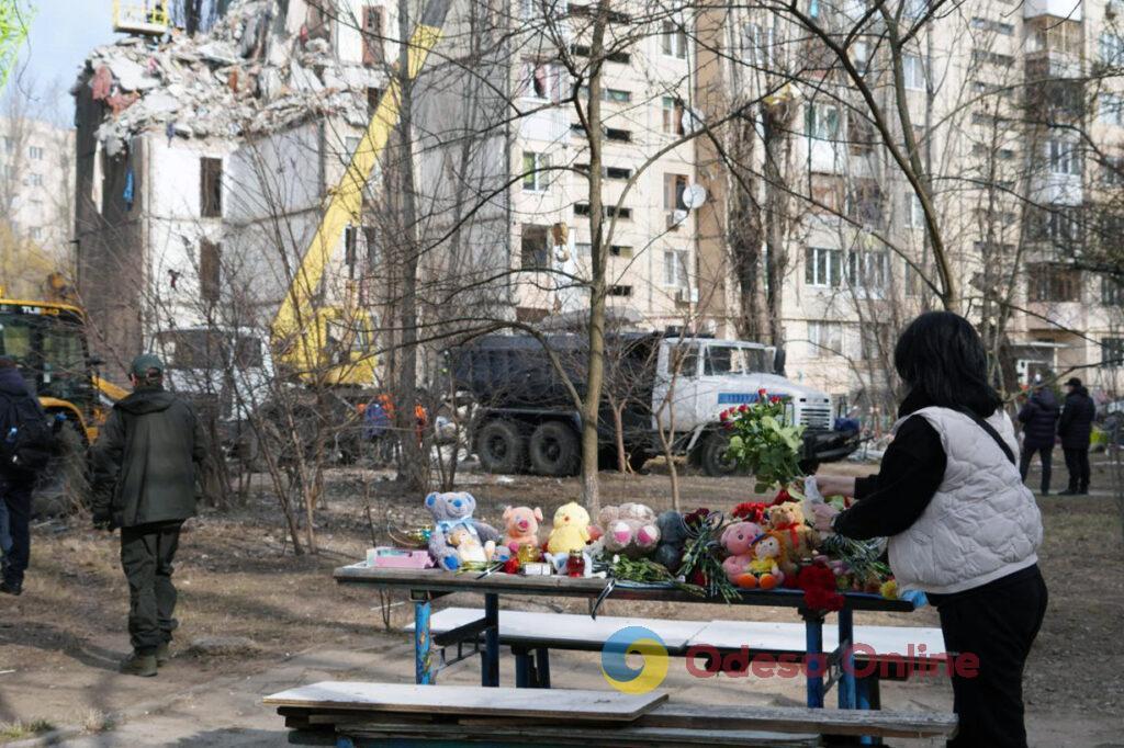 Удар по жилой высотке в Одессе: на месте трагедии создали импровизированный мемориал (фоторепортаж)