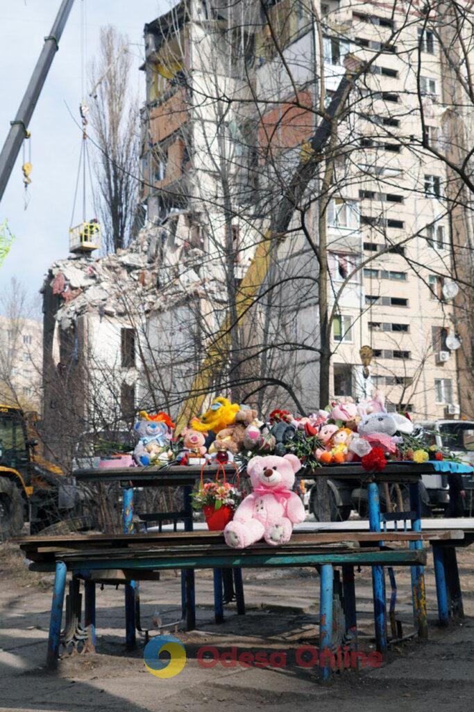 Удар по житловій висотці в Одесі: на місці трагедії створили імпровізований меморіал (фоторепортаж)