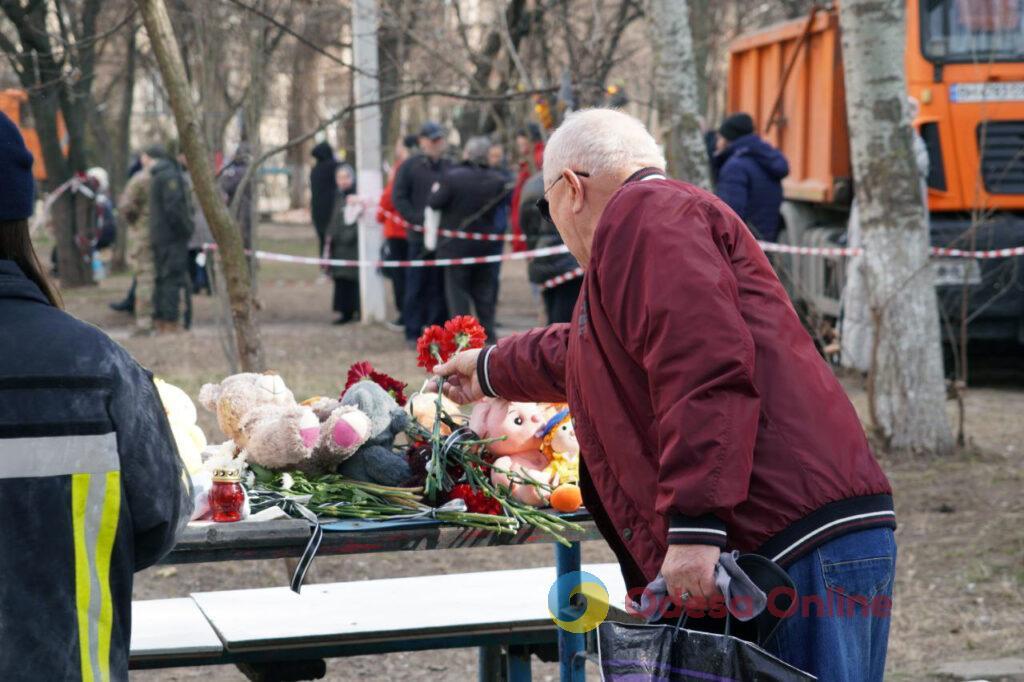 Удар по житловій висотці в Одесі: на місці трагедії створили імпровізований меморіал (фоторепортаж)